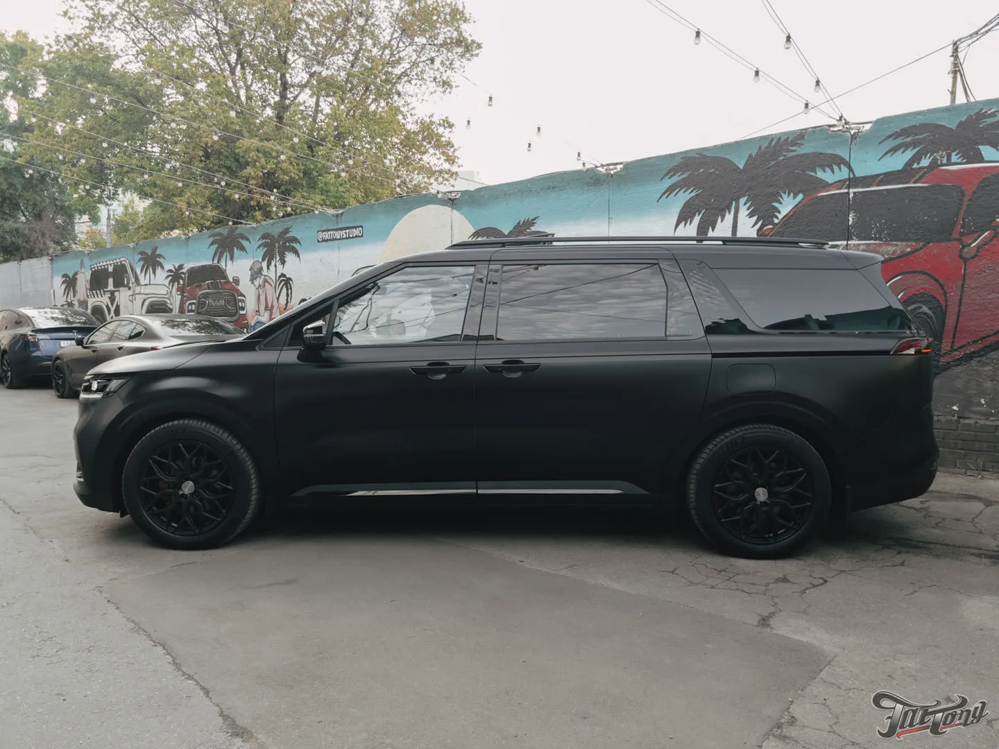 Большой проект для семейного автомобиля Kia Carnival, часть 2: оклейка матовым полиуретаном, цветные ремни, перетяжка руля, антихром, окрас суппортов, детейлинг